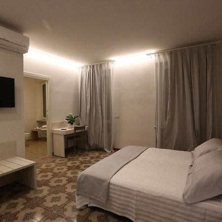 Palazzo Belli Bed & Breakfast อัลบา ภายนอก รูปภาพ