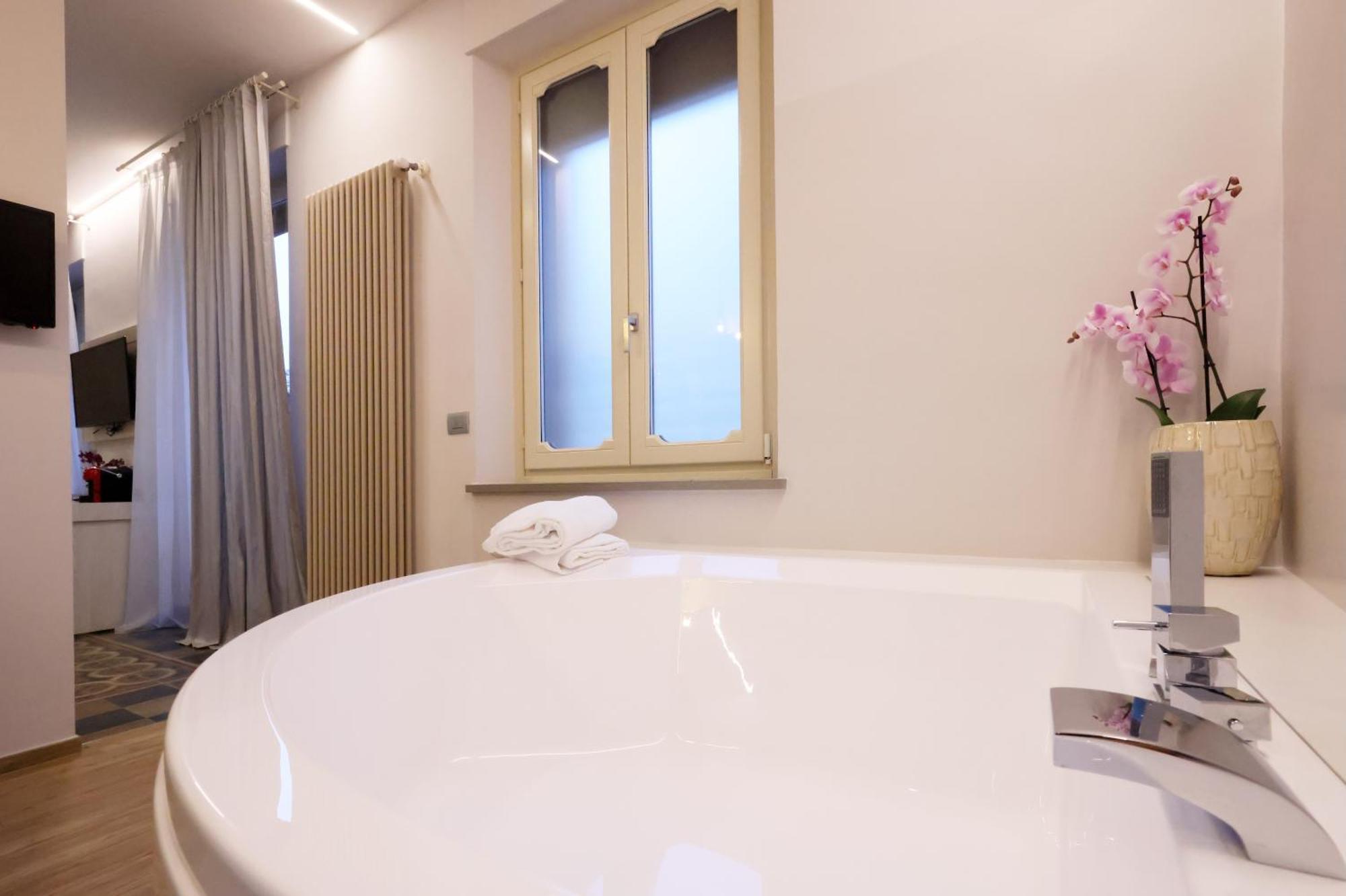 Palazzo Belli Bed & Breakfast อัลบา ภายนอก รูปภาพ